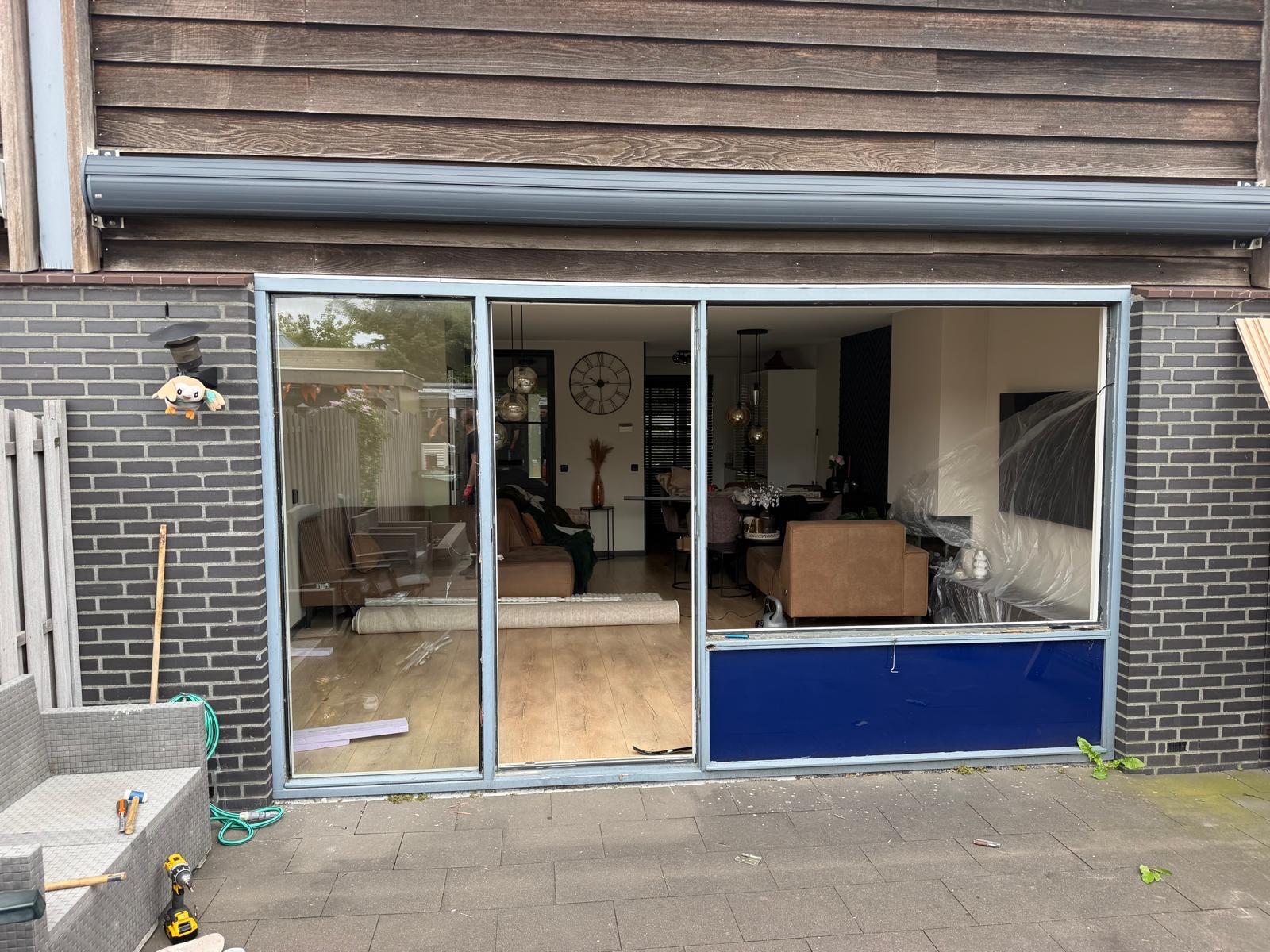 Voorgevel voor de renovatie met oude kozijnen