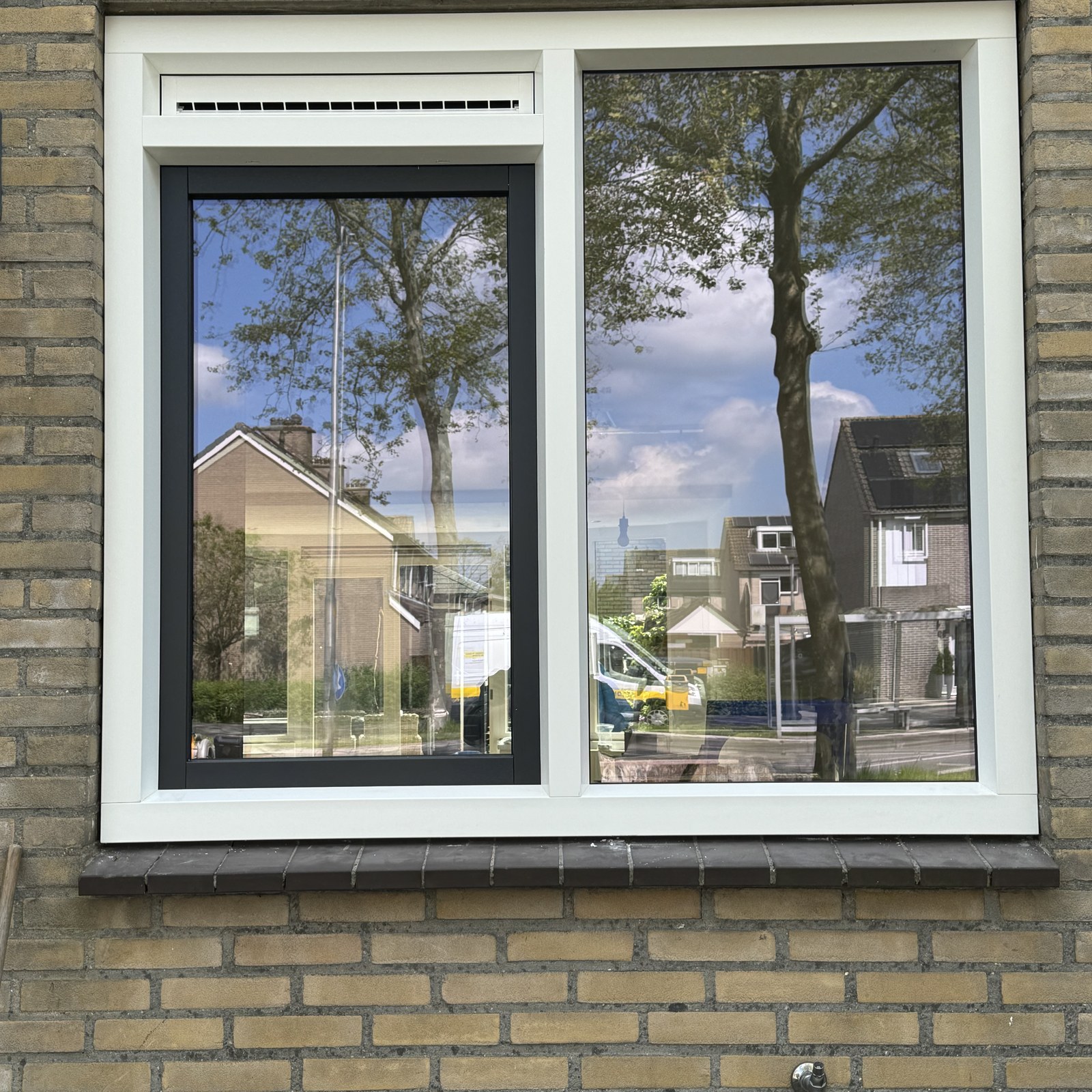 Kozijn met antraciet draairaam en ventilatierooster