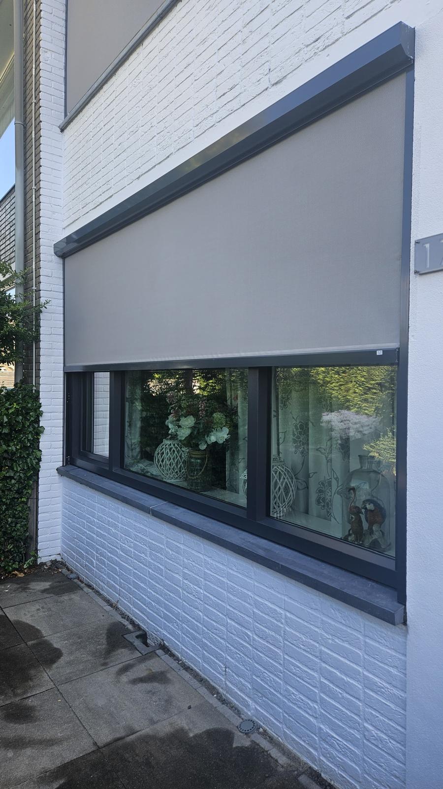 Opbouwrolluik met zichtbare kast aan de buitenzijde