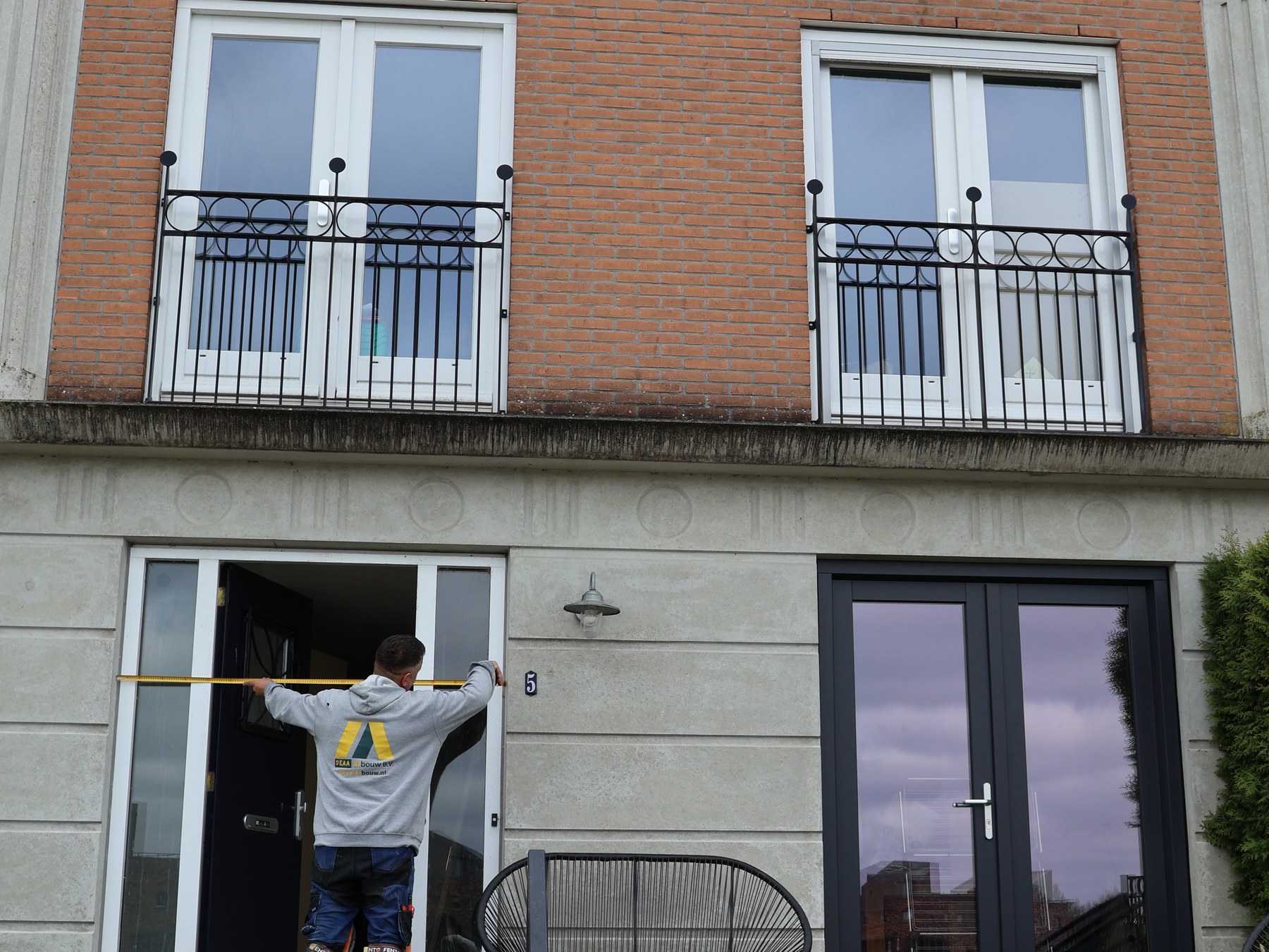 DEAA-monteur meet een kozijn in bij een klant aan huis